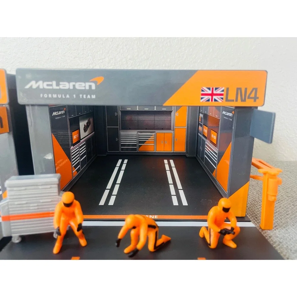 McLaren F1 Team Pit Garage Diorama Lando Norris LN4 Oscar Piastri OP81 Set
